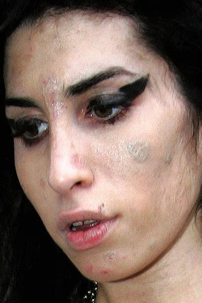 Amy Winehouse poses for naked photos